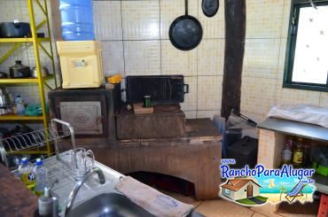 Rancho dos Macacos 2 para Alugar em Miguelopolis - Cozinha com Fogão a Lenha